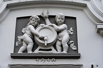 Haut de façade au décor célébrant la bière - Bonn - © Norbert Pousseur