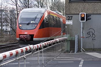 Train passant devant un passage à niveau - Bonn - © Norbert Pousseur