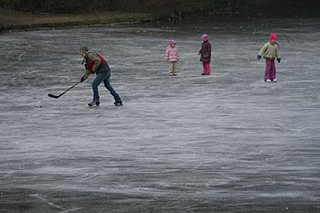 Hokeyeur et enfants sur la glace d'Auensee - Bonn - © Norbert Pousseur