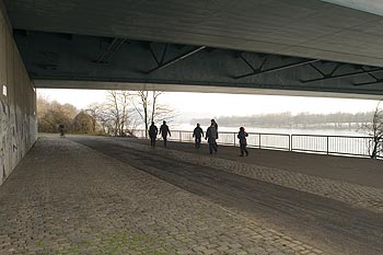 Promenade passant sous le pont Konrad Adenauer - Bonn - © Norbert Pousseur