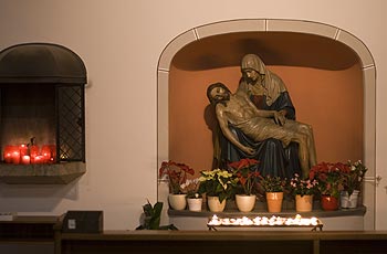 Piéta � l'entrée de l'église de Beuel - Bonn - © Norbert Pousseur