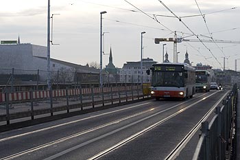 Bus circulant sur un pont - Bonn - © Norbert Pousseur