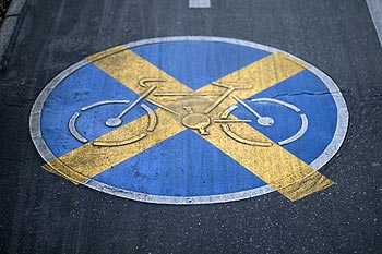 Marque au sol d'interdiction de circuler en vélo - Bonn - © Norbert Pousseur