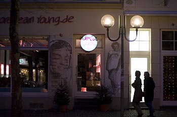 Passants devant un salon de beauté - Bonn - © Norbert Pousseur