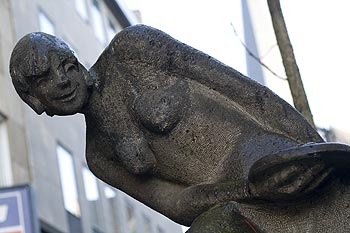 Sculpture célébrant une habitante de la ville - Bonn - © Norbert Pousseur