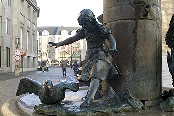 Sculpture, petite fille courant derrière une oie - Bonn - © Norbert Pousseur