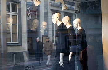 Mannequins contemplant la rue - Bonn - © Norbert Pousseur