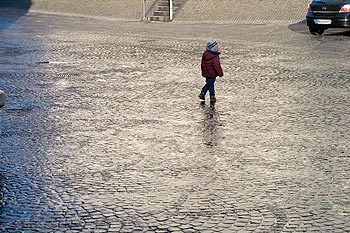 Enfant sur place pavée - Bonn - © Norbert Pousseur