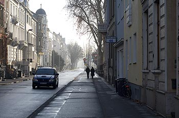 Rue semi déserte d'un dimanche après-midi - Bonn - © Norbert Pousseur