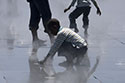 Enfant jouant avec la bruine - Bordeaux - © Norbert Pousseur