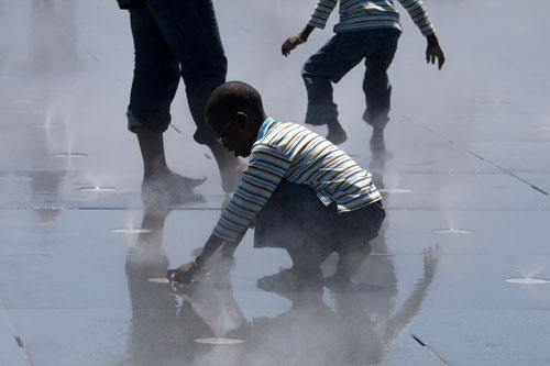 Enfant jouant avec la bruine - Bordeaux - © Norbert Pousseur