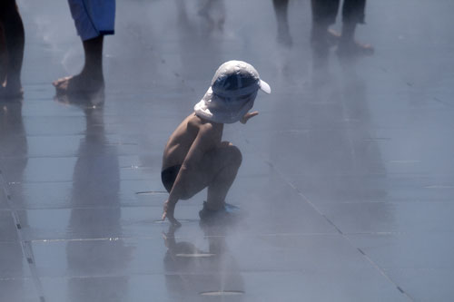 Enfant à la casquette dans la bruine - Bordeaux - © Norbert Pousseur