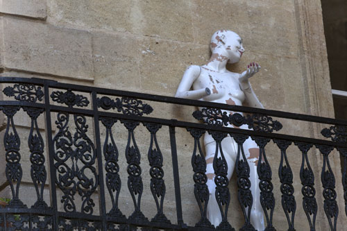 Dépanaillée sur son balcon  - Bordeaux - © Norbert Pousseur