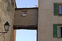 Couloir suspendu entre deux maisons - © Norbert Pousseur