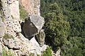 Rocher en suspens sur un des à-pic de Chateaudouble - © Norbert Pousseur