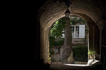 Passage voûté à Chateaudouble - © Norbert Pousseur