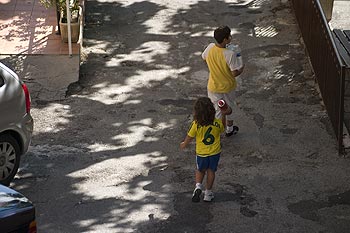 Enfants dans une rue de Chateaudouble - © Norbert Pousseur