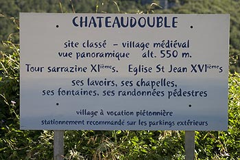 Un des panneaux d'accueil de Chateaudouble - © Norbert Pousseur