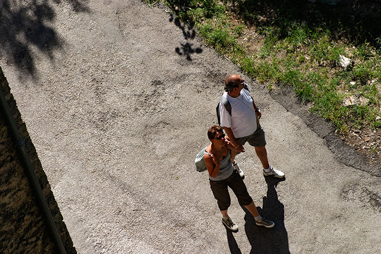 Touristes cheminant vers  Chateaudouble - © Norbert Pousseur
