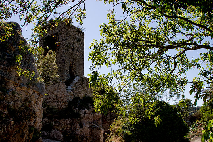 Une des tours de Chateaudouble - © Norbert Pousseur