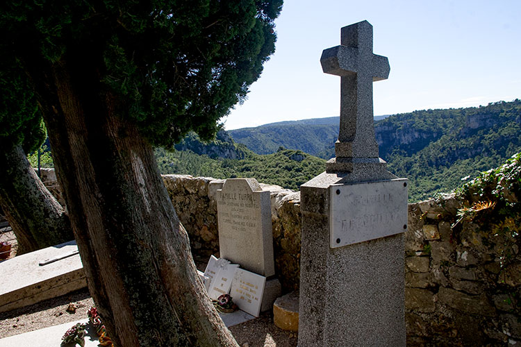 Le cimetière de Chateaudouble dominant les collines - © Norbert Pousseur