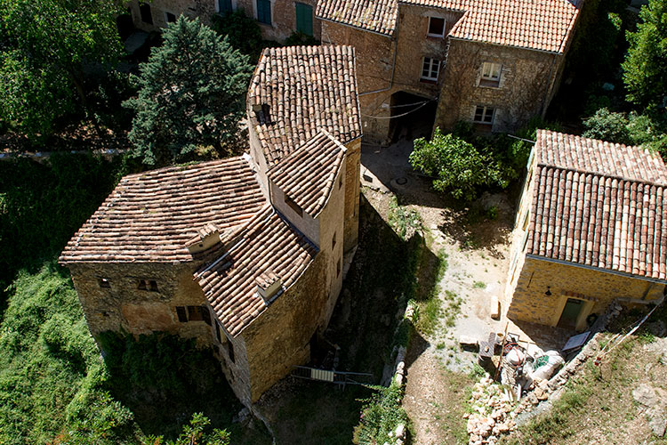 Un des toits de Chateaudouble depuis la tour du cimetière - © Norbert Pousseur