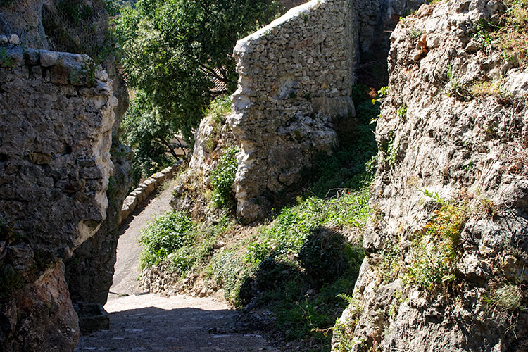 Chemin entre les restes d'un mur d'enceinte de Chateaudouble - © Norbert Pousseur