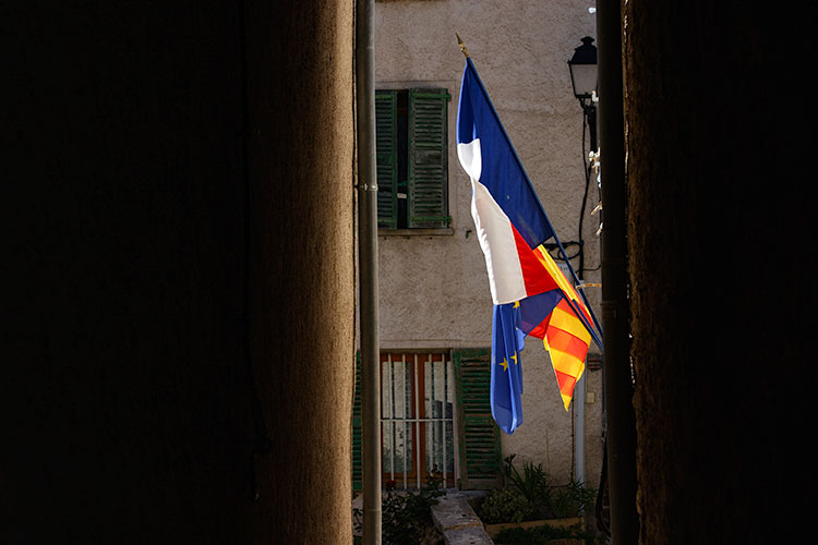 Drapeaux de la mairie de Chateaudouble - © Norbert Pousseur