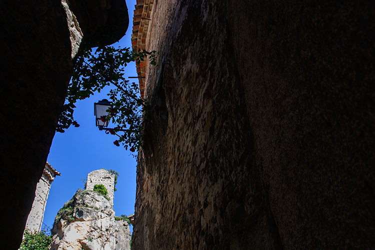 La tour du cimetière à travers une rue de chateaudouble - © Norbert Pousseur
