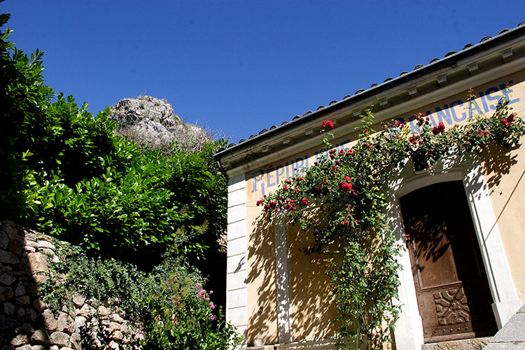 Façade latérale de la mairie de Chateaudouble - © Norbert Pousseur