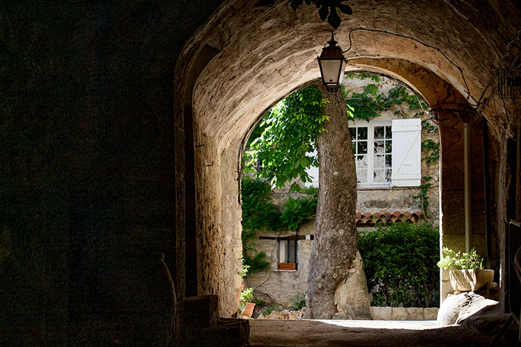 Passage voûté à Chateaudouble - © Norbert Pousseur