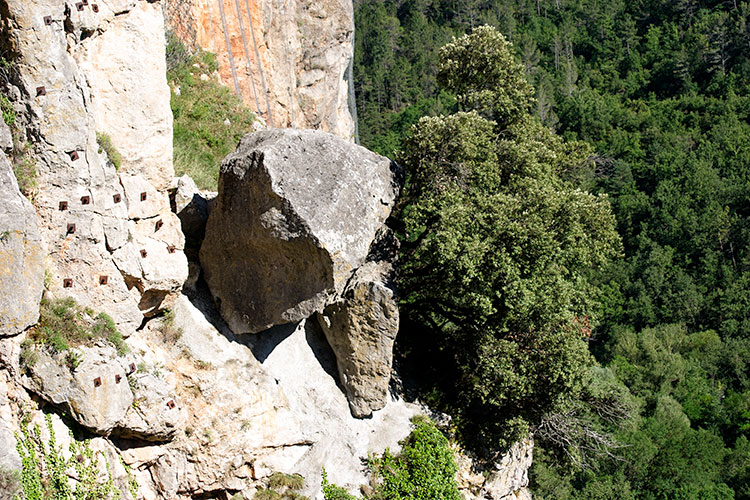 Rocher en suspens sur un des à-pic de Chateaudouble - © Norbert Pousseur