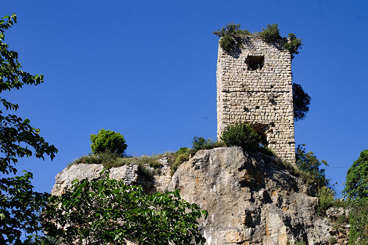 Perché sur son rocher, l'ancien temple - citerne du village - © Norbert Pousseur