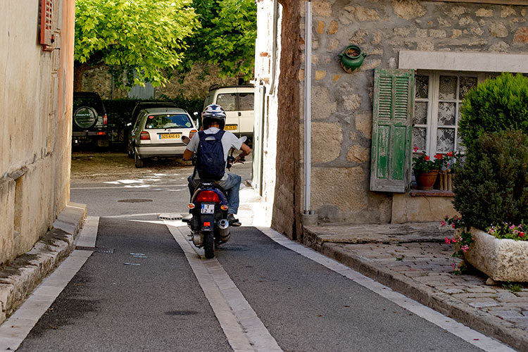 Moto dans une rue de Chateaudouble - © Norbert Pousseur
