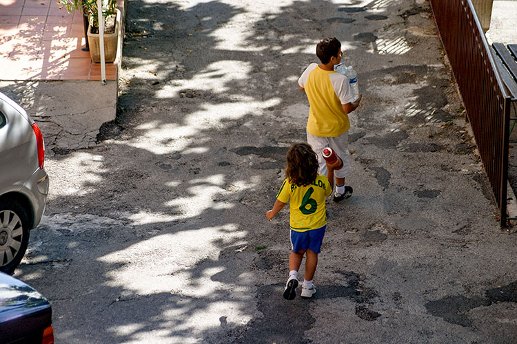 Enfants dans une rue de Chateaudouble - © Norbert Pousseur