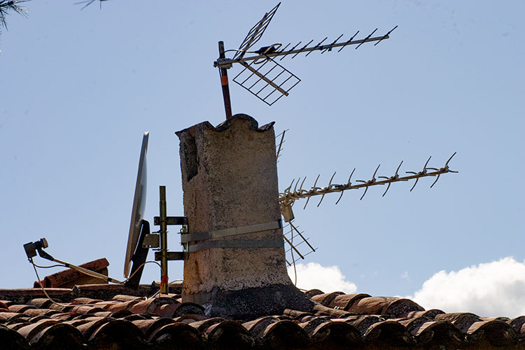 Cheminée hérissée de trois systèmes d'antennes - © Norbert Pousseur