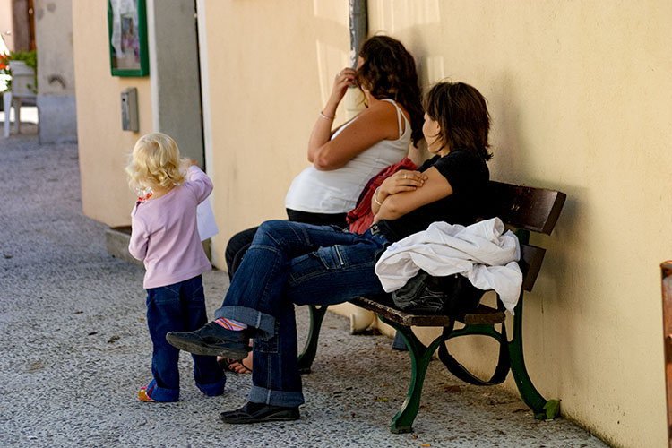 Mères devant la garderie d'enfants - © Norbert Pousseur