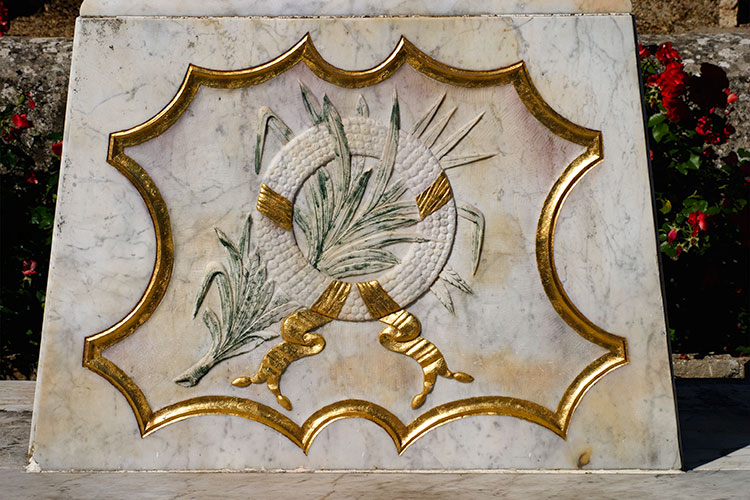 Rameau d'olivier (?), symbole de Provence,  du moniment au morts - © Norbert Pousseur