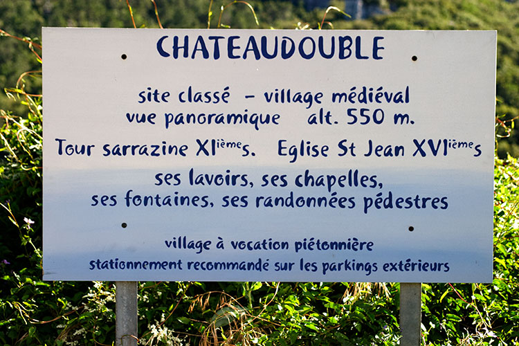 Un des panneaux d'accueil de Chateaudouble - © Norbert Pousseur