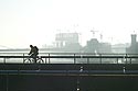 Traversée du Rhin par un cycliste - Cologne - Koeln - © Norbert Pousseur