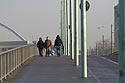 Passants traversant par le pont Deutzer - Cologne - Koeln - © Norbert Pousseur