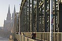 Retour vers la cathédrale par le pont du chemin de fer - Cologne - Koeln - © Norbert Pousseur