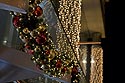 Façade de magasin ornée d'une multitude de boules de Noël - Cologne - Koeln - © Norbert Pousseur