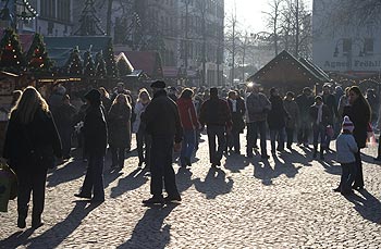Foule se pressant autour d'un marché de Noël - Cologne - Koeln - © Norbert Pousseur