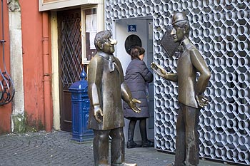 Deux personnages d'une sculpture d'Ewald Mataré - Cologne_ Koeln - © Norbert Pousseur