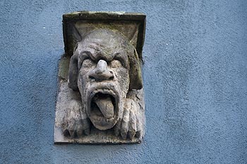 Visage grotesque dans une ruelle proche de la cathédrale - Cologne_ Koeln - © Norbert Pousseur