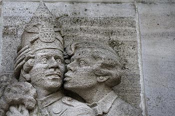 Baiser à l'évêque détail de l'oeuvre de Willi Ostermann - Cologne_ Koeln - © Norbert Pousseur