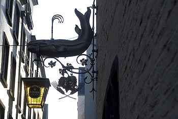 Enseigne de Baleine de taverne-restaurant - Cologne_ Koeln - © Norbert Pousseur