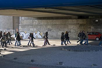 Groupe de touristes se dirigeant du Rhin vers la cathédrale - Cologne - Koeln - © Norbert Pousseur