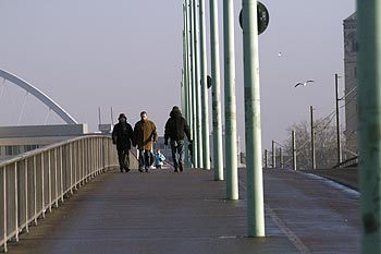 Passants traversant par le pont Deutzer - Cologne_ Koeln - © Norbert Pousseur